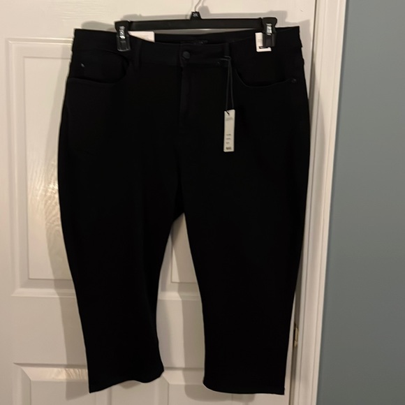 Judy blue 22W black capri. Mid rise 30” inseam gorgeous! - Picture 1 of 8